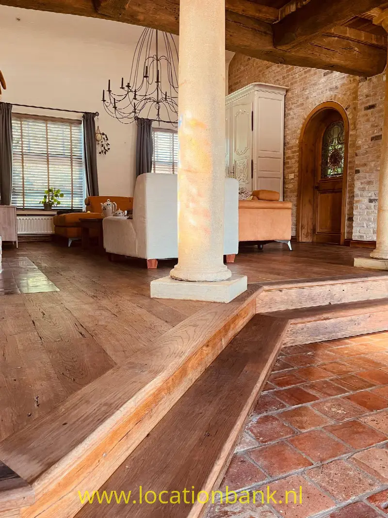ruime woonkamer met verhoogde salon 