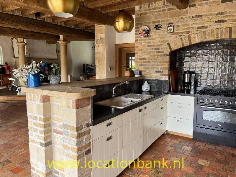keuken met zicht op woonkamer en salon 