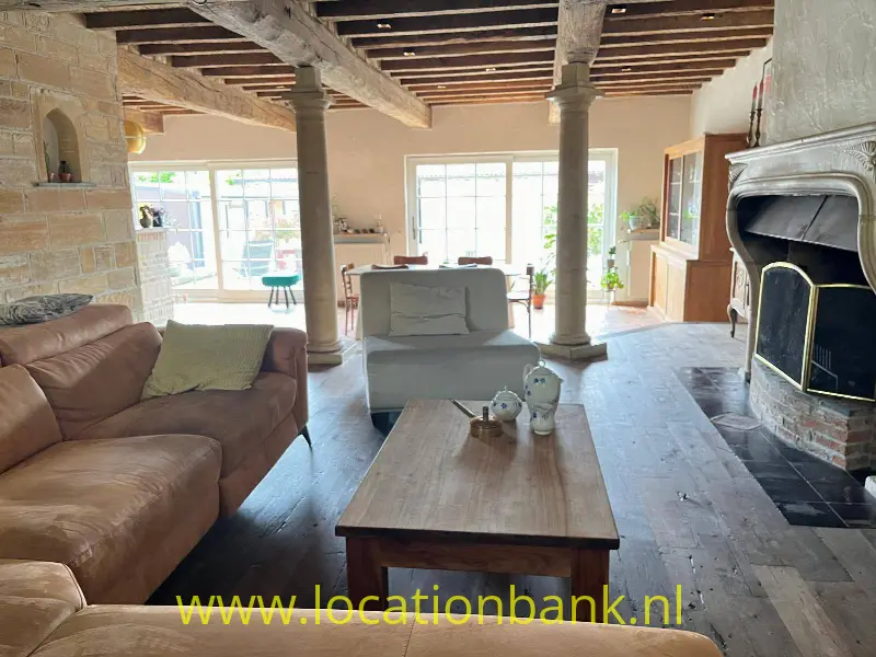 ruime salon met open haard
