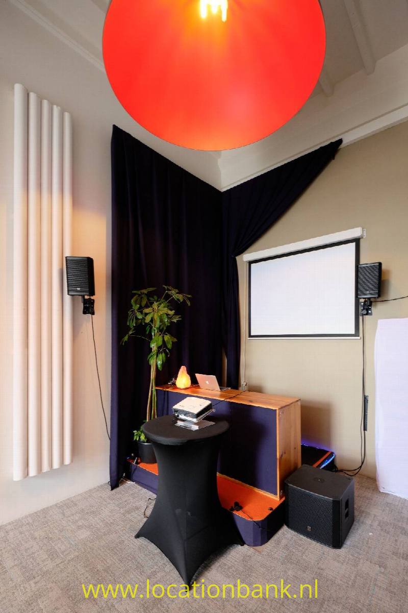 Made Atelier Event Space - Podium met projector