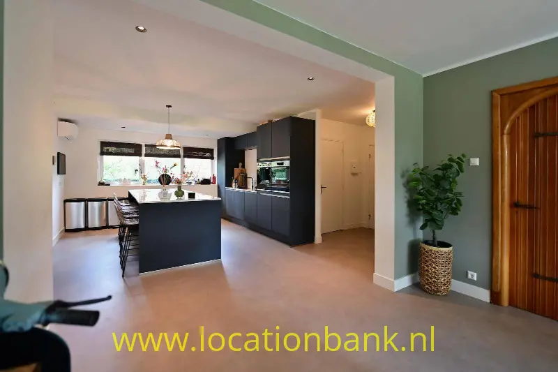 ruime keuken met kookeiland