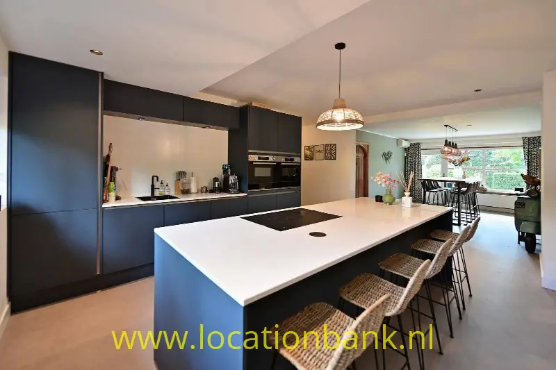 keuken met bar en kookeiland