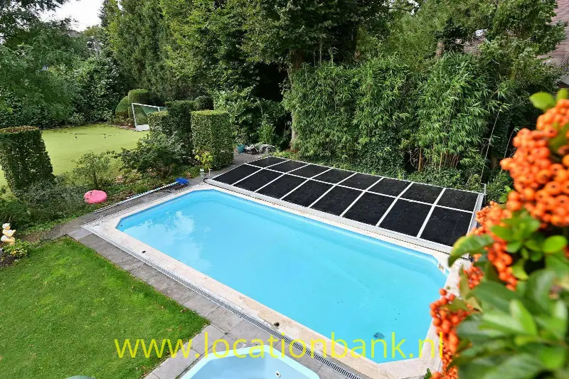 prive zwembad met zonnepanelen