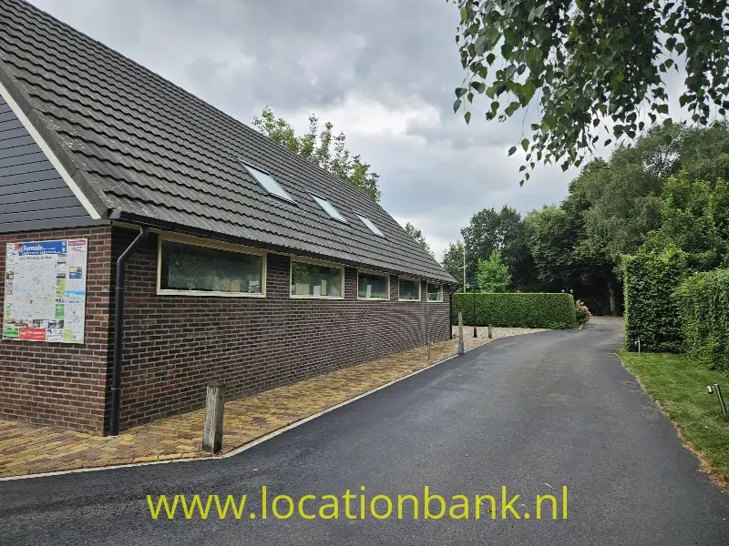 Bij gebouw met oprit