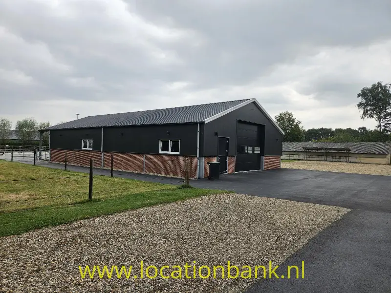 Loods (achtergrond 60 meter oude schuur)