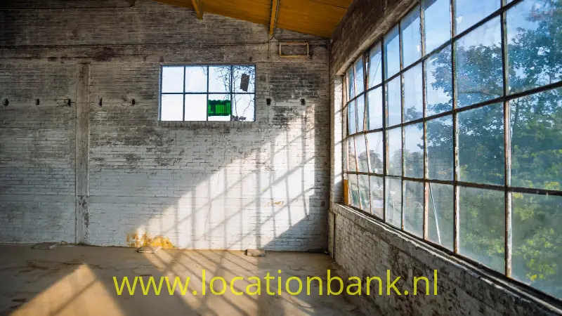 Urbex 1: oude industriële ruimtes op de derde verdieping, met invallend daglicht door grote ramen aan weerszijden van het gebrouw.