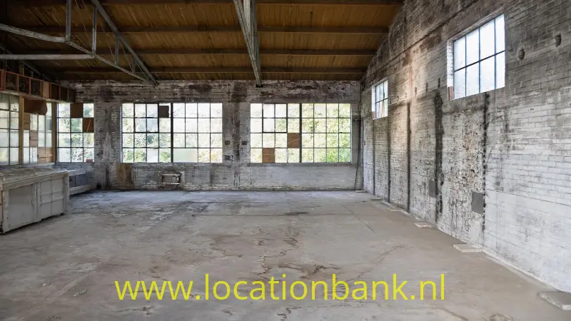 Urbex 1: oude industriële ruimtes op de derde verdieping, met invallend daglicht door grote ramen aan weerszijden van het gebrouw.
