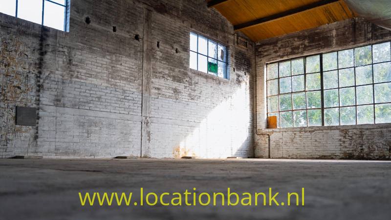 Urbex 1: oude industriële ruimtes op de derde verdieping, met invallend daglicht door grote ramen aan weerszijden van het gebrouw.