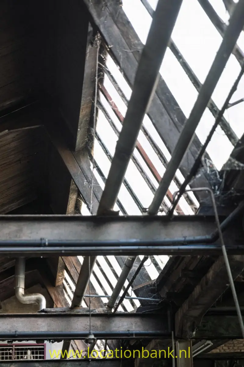 Urbex 2: Grote productiehal in de leerlooierij (begane grond) waar de tijd heeft stilgestaan.