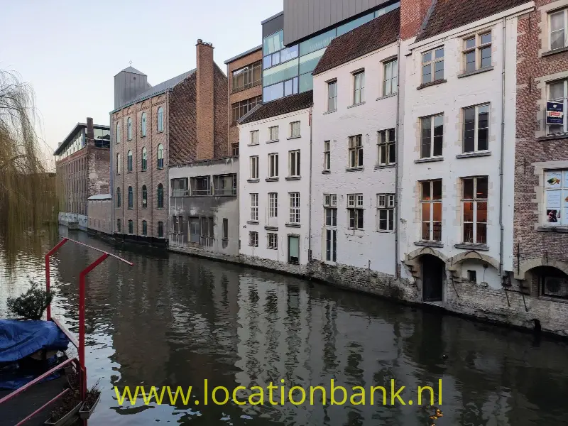 Zicht van buiten op het gebouw