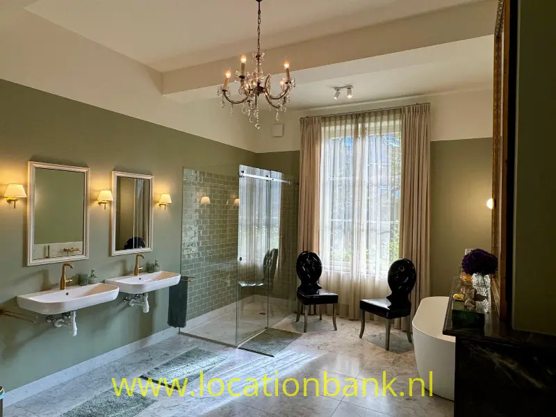 zeer ruime retro badkamer
