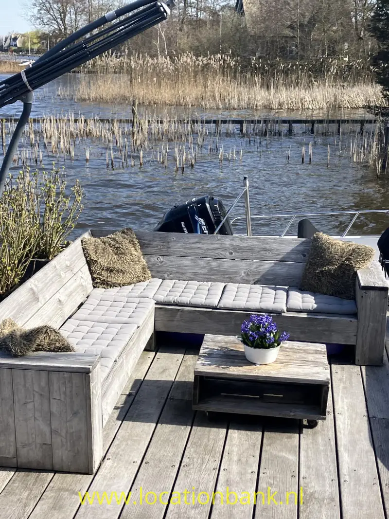 privé terras aan de plas