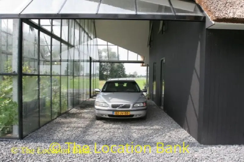 Moderne villa met veel glas en rieten dak