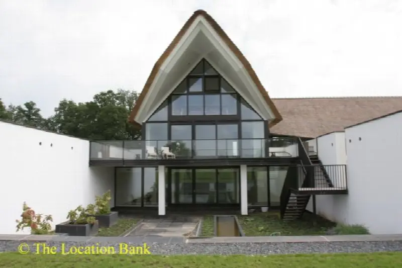 Moderne villa met veel glas en rieten dak