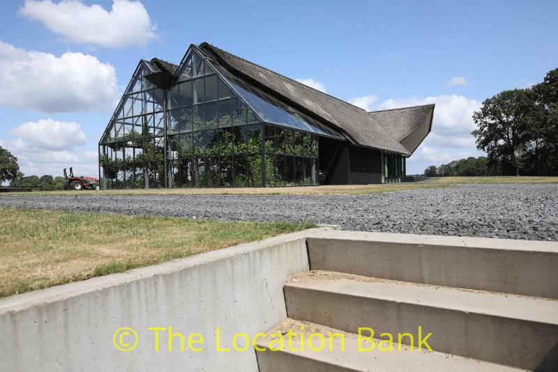 Moderne villa met veel glas en rieten dak