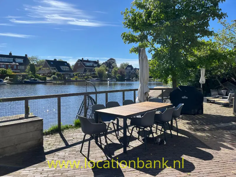 uitzicht op vijver bij huis
