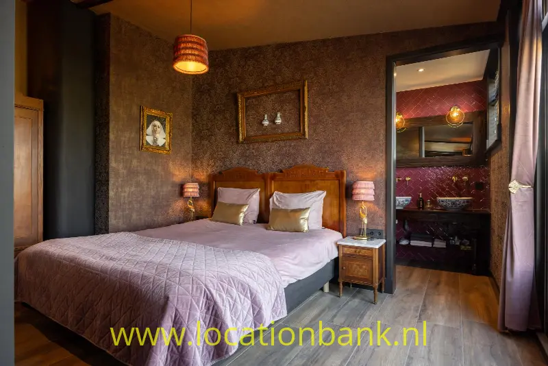 Slaapkamer met frans behang