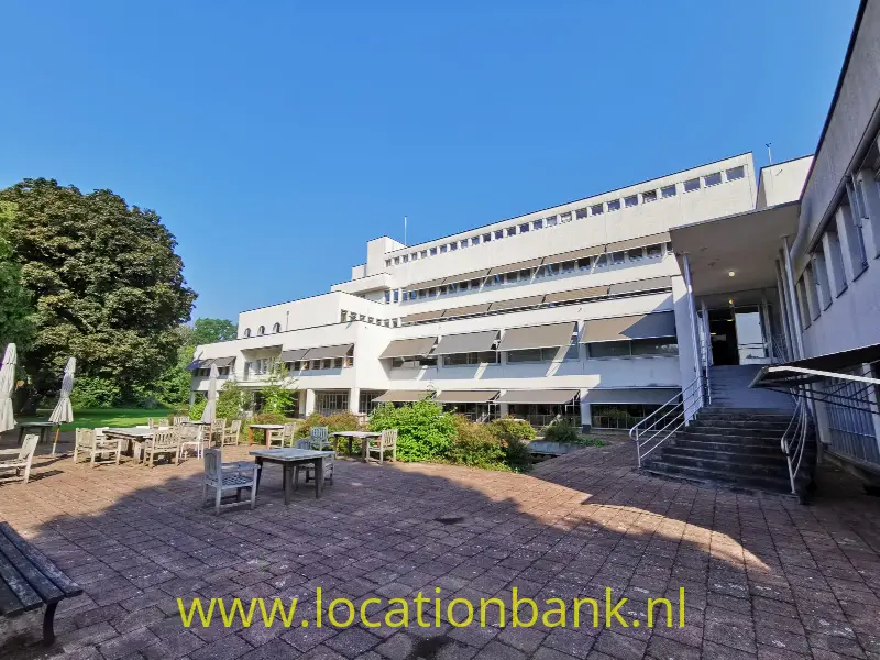 Modernistisch kantoor gebouw