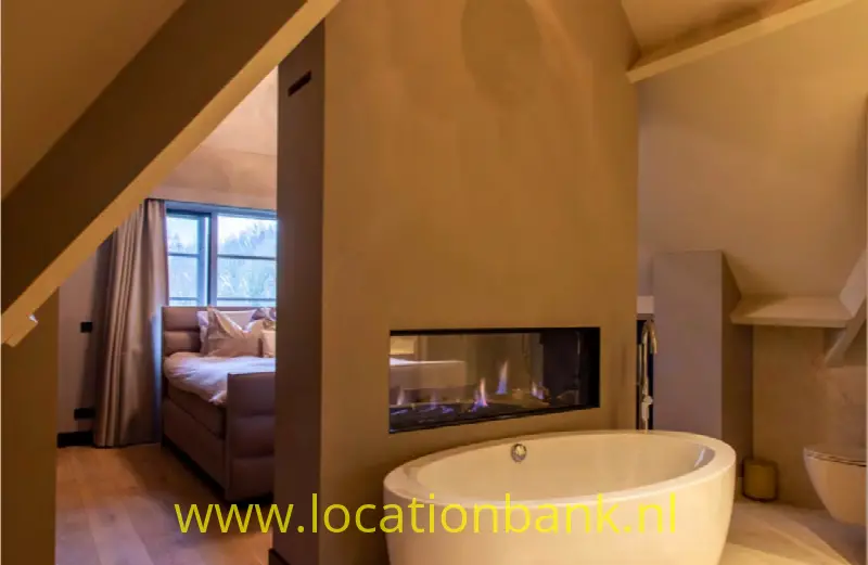 Badkamer masterbedroom + bad en kachel
