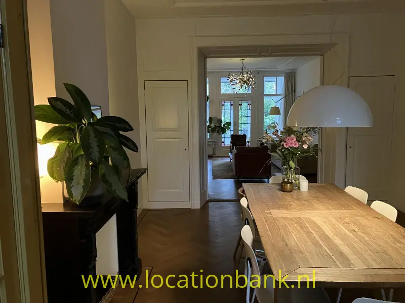 eetkamer (met zicht op woonkamer)
