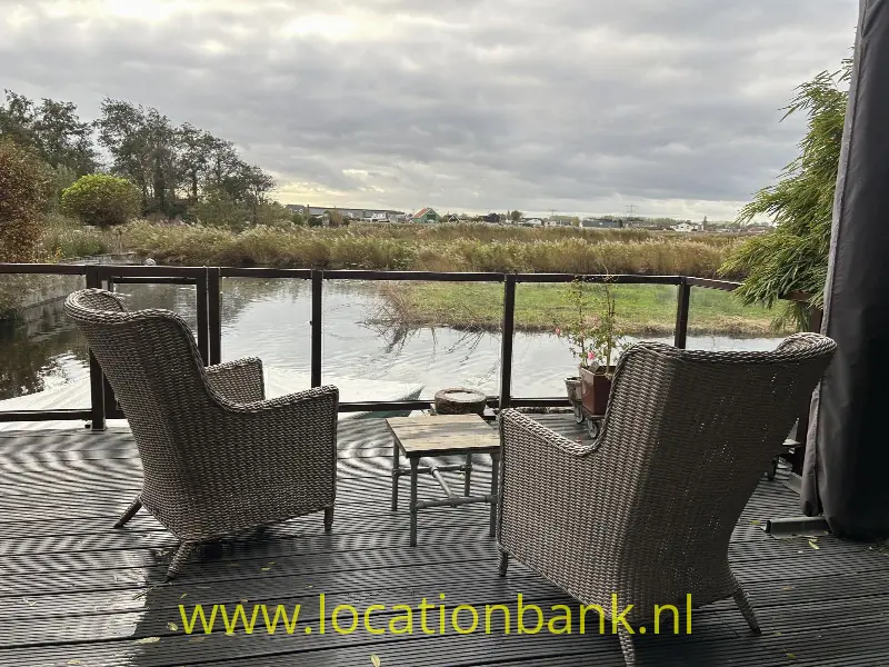 terras beneden met toegang tot bootsteiger