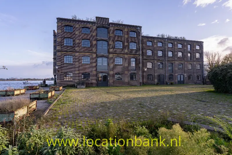 Industrieel gebouw met parkeerplaats