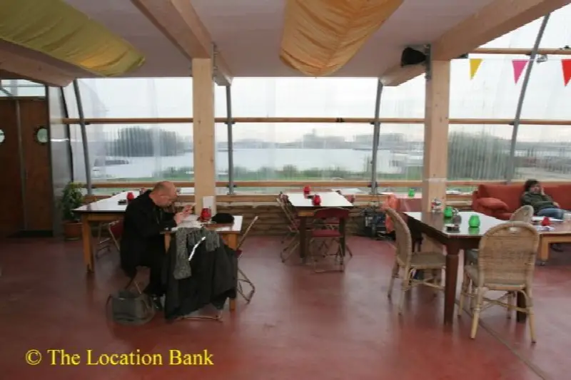 Cafe restaurant in een glazen loods