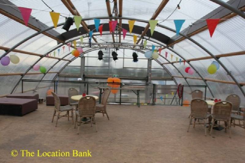 Cafe restaurant in een glazen loods