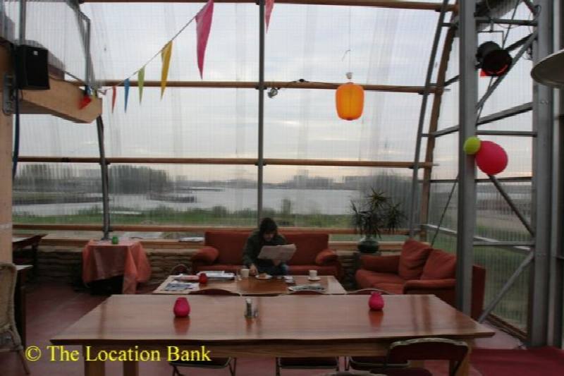 Cafe restaurant in een glazen loods