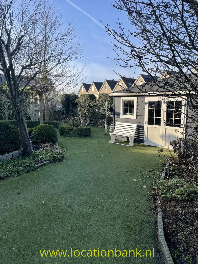 Achtertuin met tuinhuis 