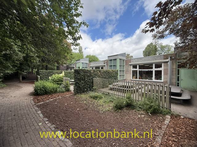 schoolplein met buiten locaal
