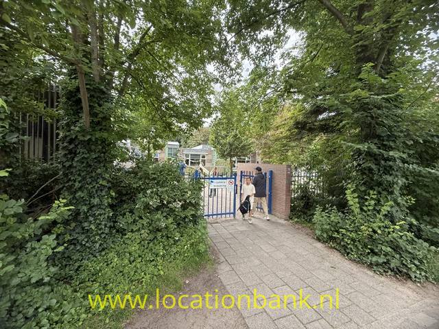 een van de ingangen van school