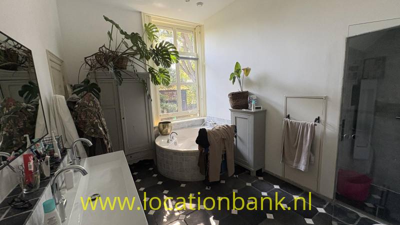 Badkamer met rond bad