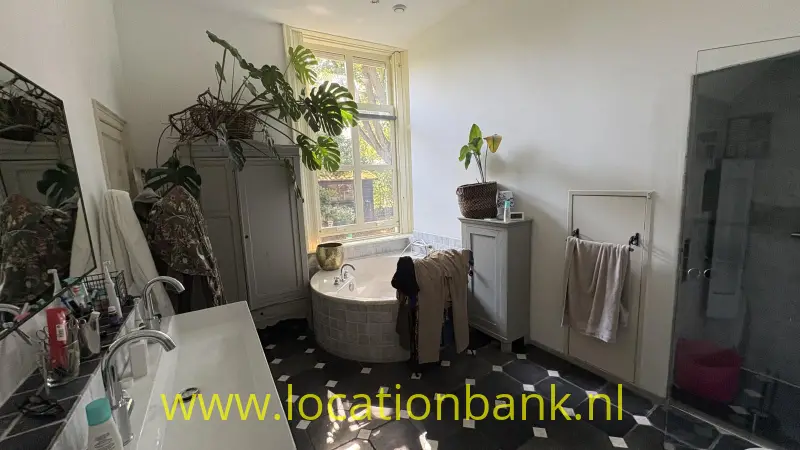 Badkamer met rond bad