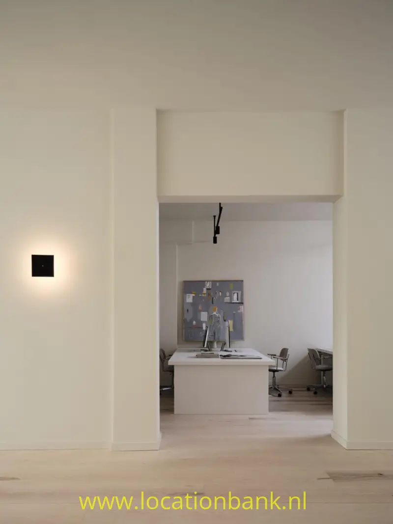 Mooie doorkijk naar een minimalistiche Kantoor ruimte