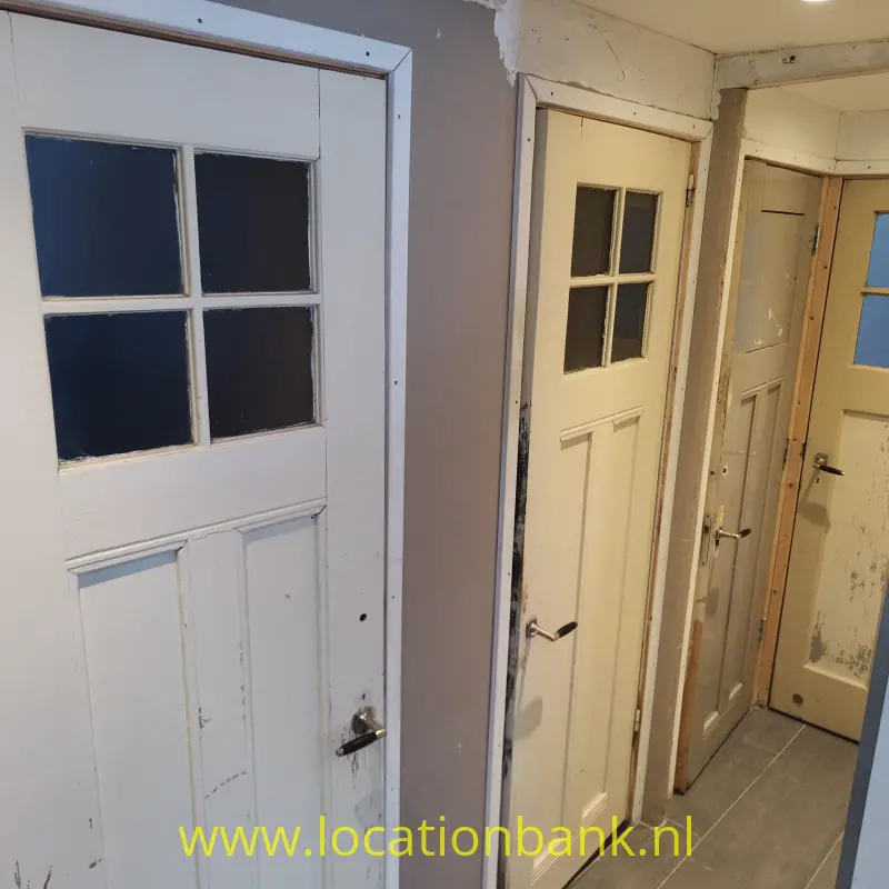 Halletje met oude houten deuren en glas