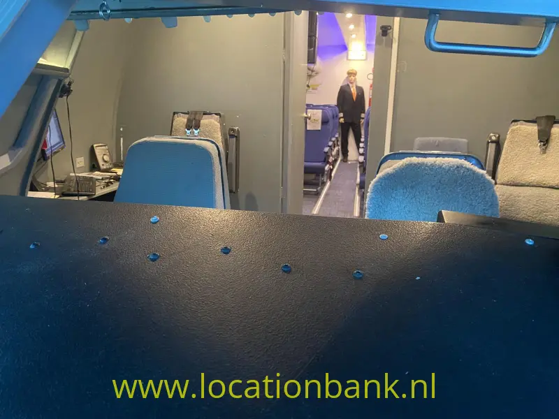 Doorkijk vanaf de vliegtuig cockpit naar de passagiers cabine