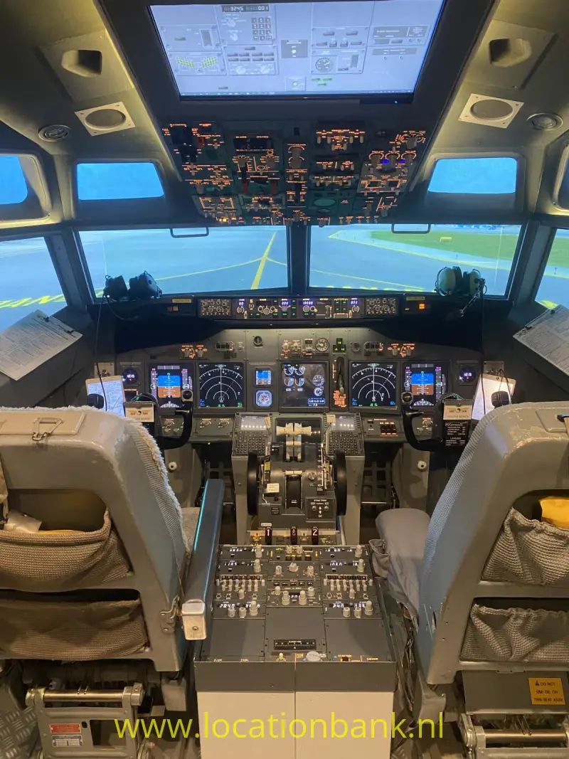 De cockpit toont twee pilotenstoelen, verlichte bedieningspanelen en gele markeringen op de startbaan landingsbaan.