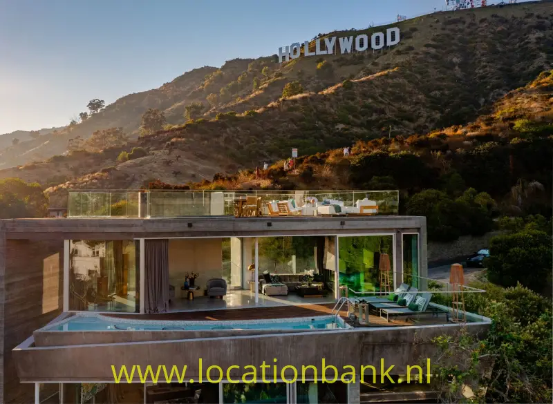 Woning met een zwembad op het terras, met het Hollywoodbord op de heuvel erachter.