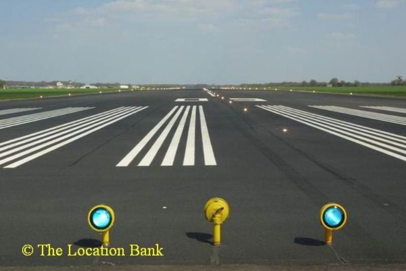 Vliegveld met startbaan en landingsbaan en lucht verkeerstoren