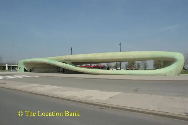 Moderne groene Gaudiaanse Bushalte