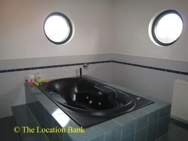 Badkamer met bubbelbad