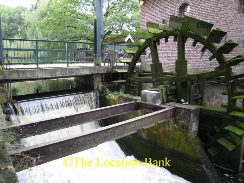 Oude werkende watermolen