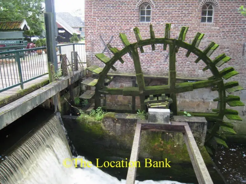 Oude werkende watermolen