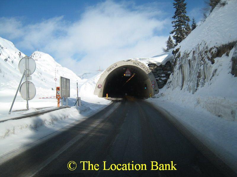 weg met Tunnel in de sneeuw