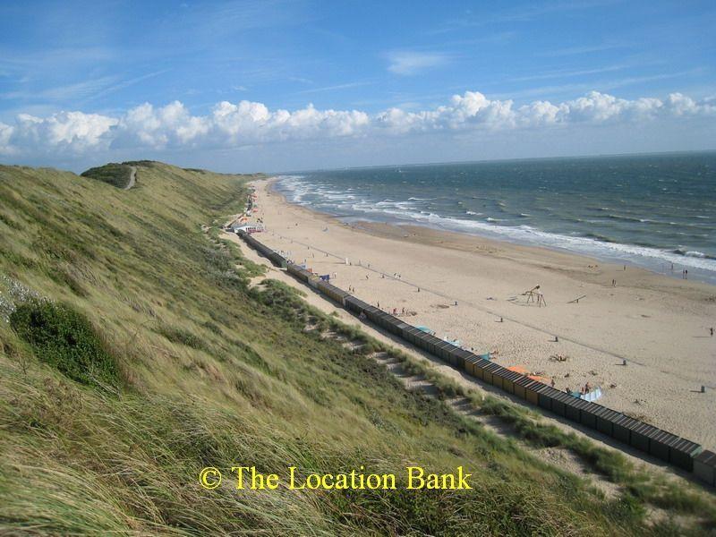 strand met zeer hoge duinen