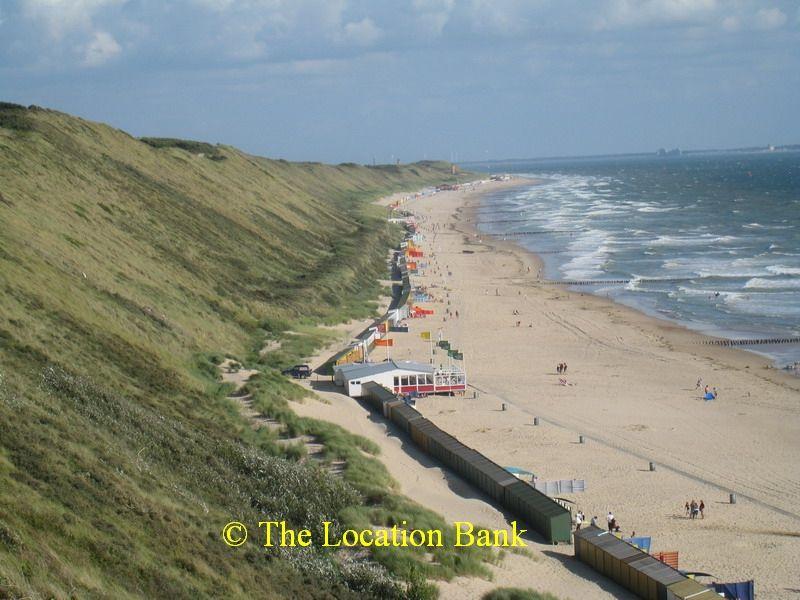 strand met zeer hoge duinen