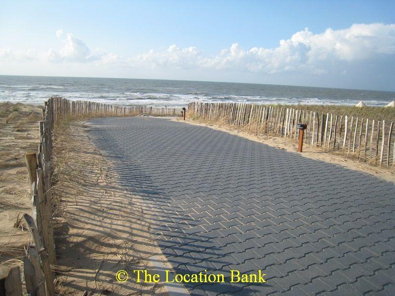 Weg langs het strand