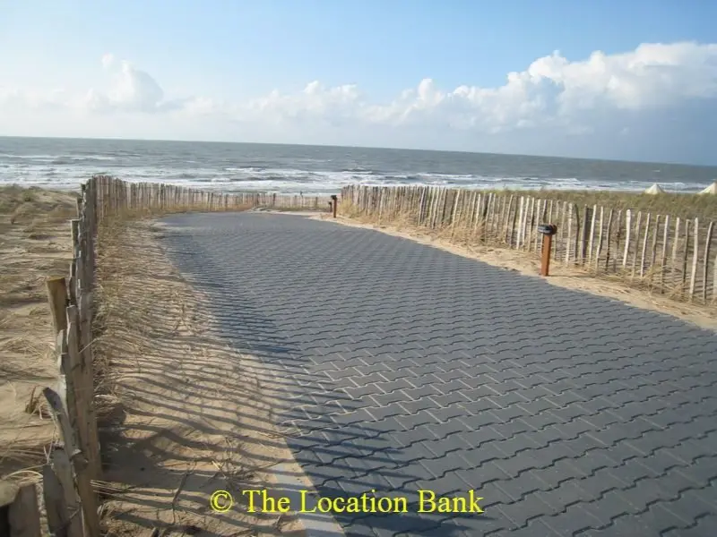 Weg langs het strand