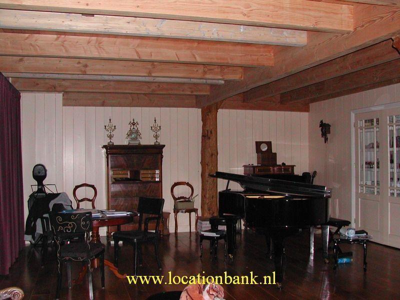 Woonkamer met piano vleugel